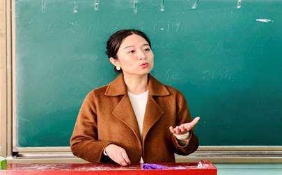 穿着绿色衣服的人中度可信度描述已自动生成 穿着绿色衣服的人中度可信度描述已自动生成