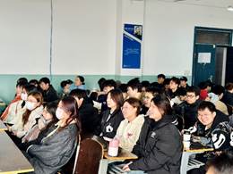 一群人正在听演讲描述已自动生成 一群人正在听演讲描述已自动生成