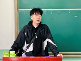 图片包含 人, 男人, 室内, 桌子描述已自动生成 图片包含 人, 男人, 室内, 桌子描述已自动生成